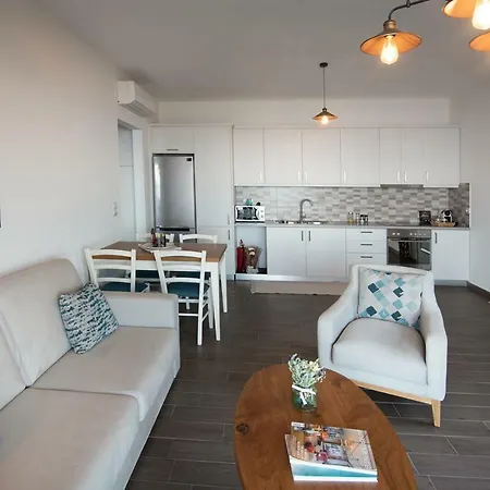 Bay View Apartment *